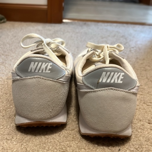 Nike Tennis shoes - Picture 4 of 5